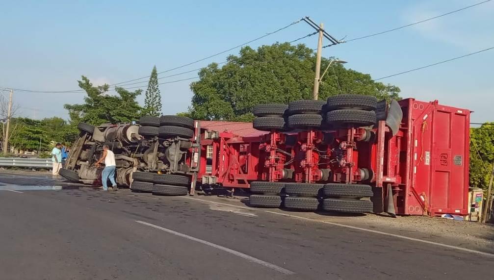 Tráiler tipo góndola acabó volcado sobre la carretera Minatitlán-Coatzacoalcos