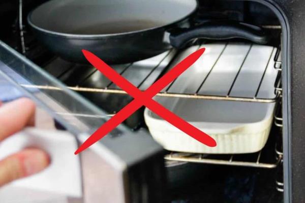 Por esto no debes guardar tus ollas y sartenes en el horno de la estufa