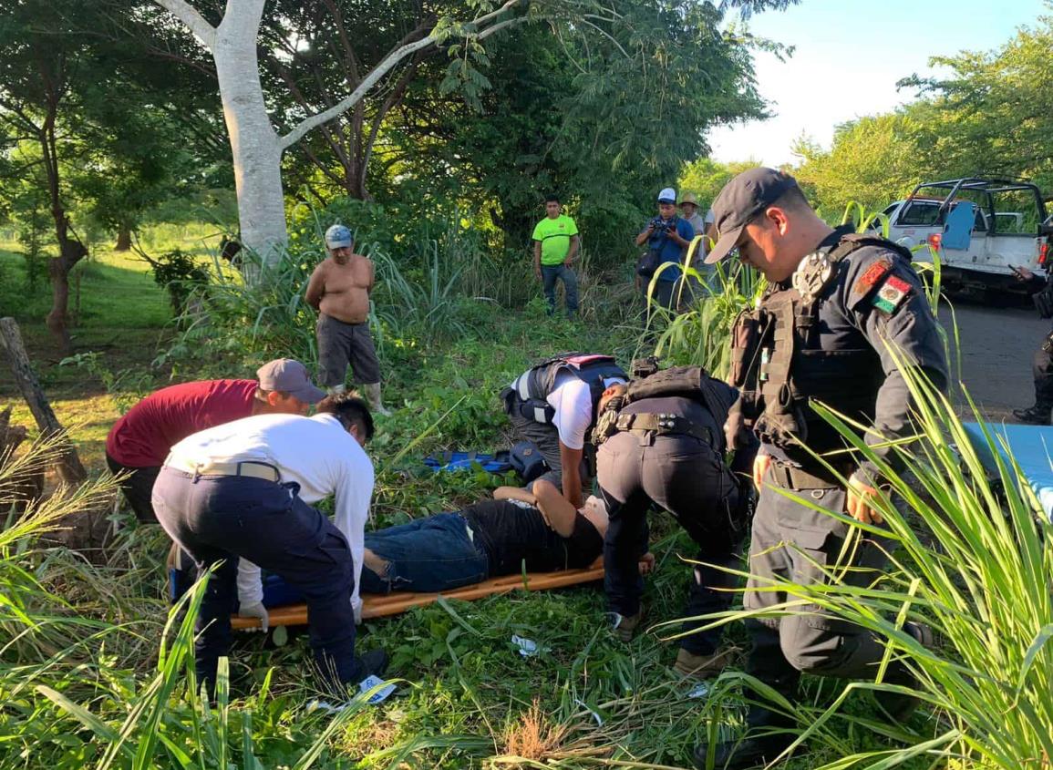 Elemento de la SEMAR herido tras accidente en la Soteapan - Acayucan