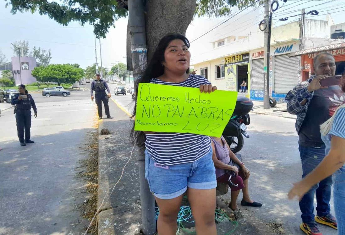 Bloquean la colonia Pocitos y Rivera en Veracruz por falta de electricidad | VIDEO