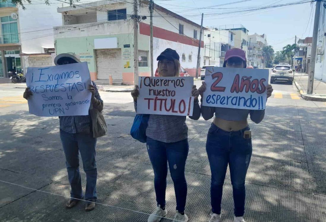 Alumnos de la UPN bloquean calles en Veracruz; exigen la entrega de su título | VIDEO