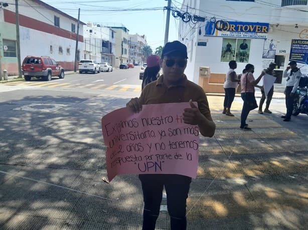 Alumnos de la UPN bloquean calles en Veracruz; exigen la entrega de su título | VIDEO