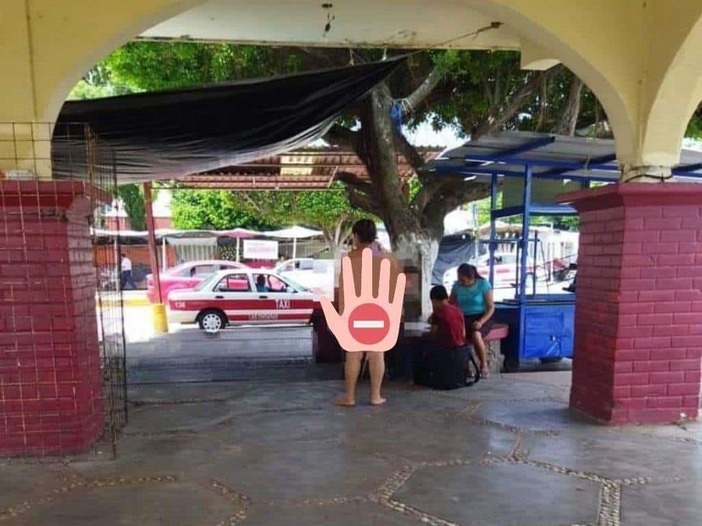 Desamparo a enfermos mentales: mujer camina sin ropa por calles de Las Choapas