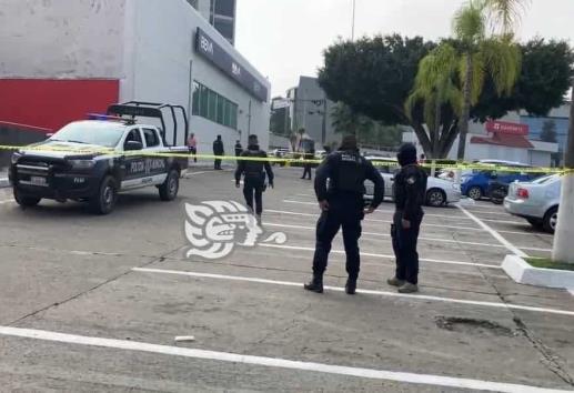 Asaltantes quitan a cuentahabiente 200 mil pesos en Chedraui Caram