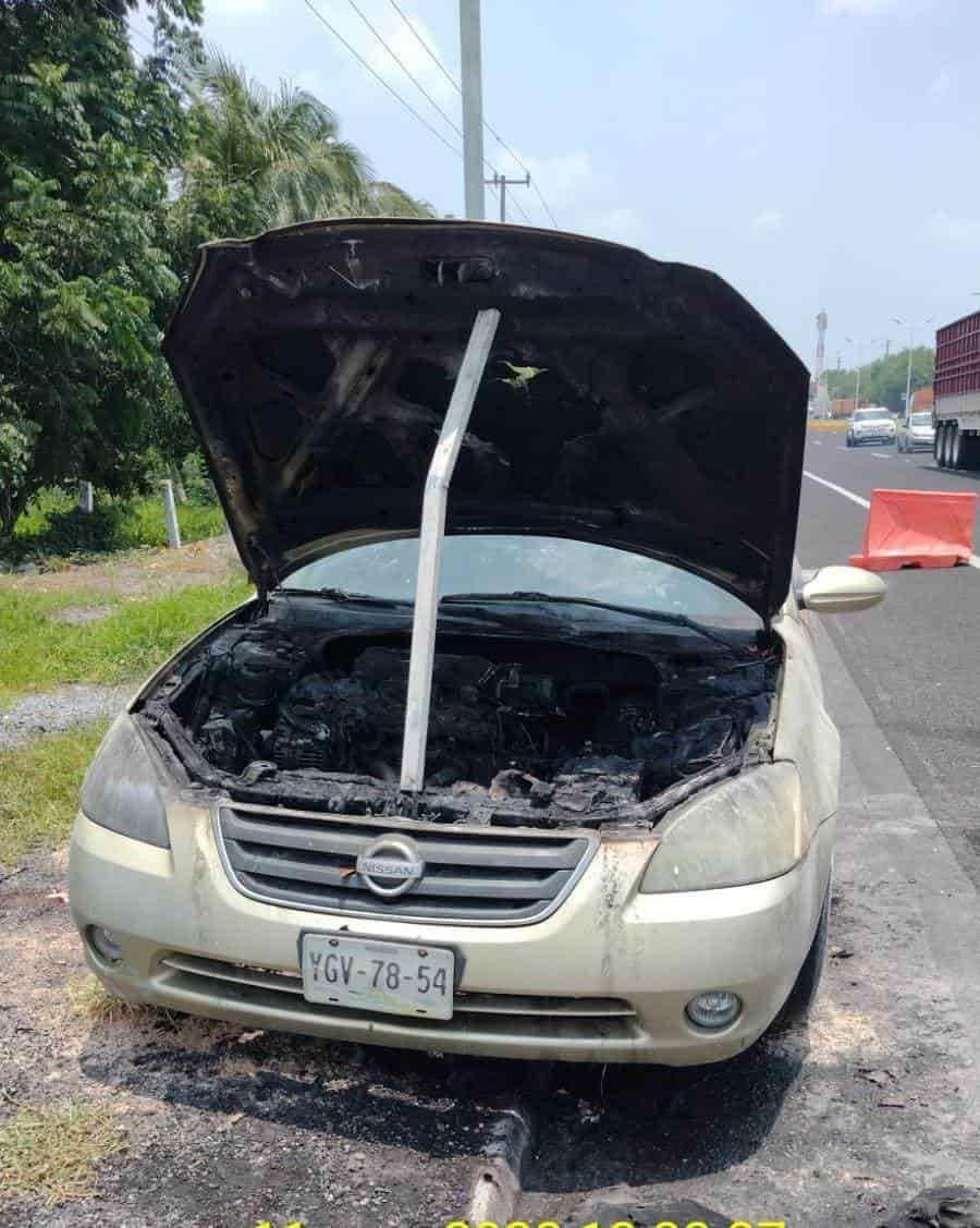 Se incendia motor de automóvil en Puente Nacional, en Veracruz