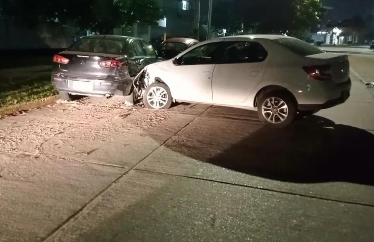 Conductora se impactó contra auto estacionado