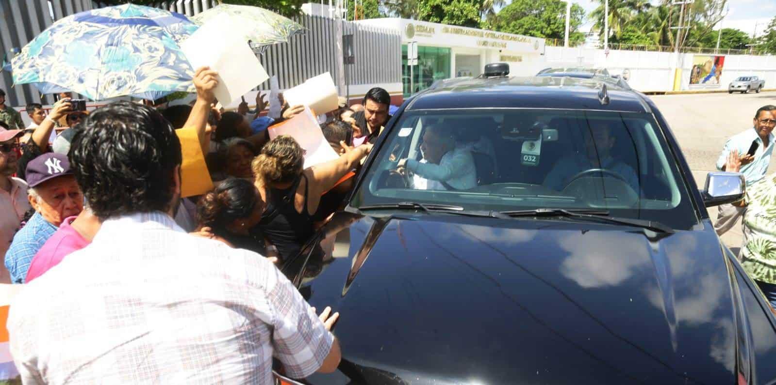 Porteños reciben a AMLO en ASIPONA con diversas peticiones