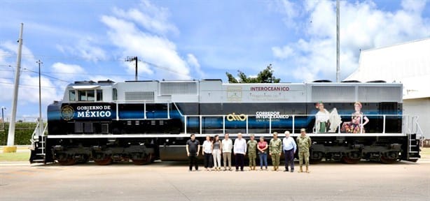 AMLO presenta en Veracruz la primera locomotora del Tren Interoceánico