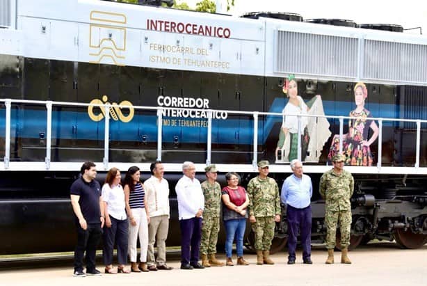 AMLO presenta en Veracruz la primera locomotora del Tren Interoceánico