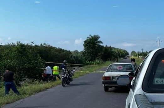 Camioneta arrolla motocicleta en Álamo; tres murieron, entre éstos una menor