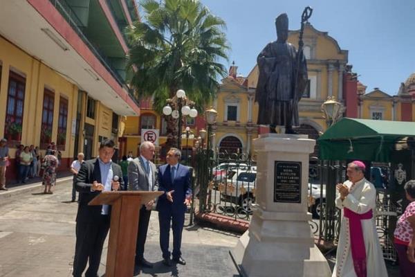 Develan estatua de monseñor Hipólito Reyes Larios en Orizaba
