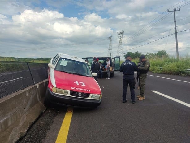 Encarama taxi foráneo en muro de concreto