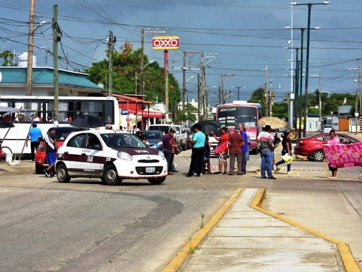 Tras 22 días sin luz, toman subestación de CFE y bloquean avenida de Coatzacoalcos