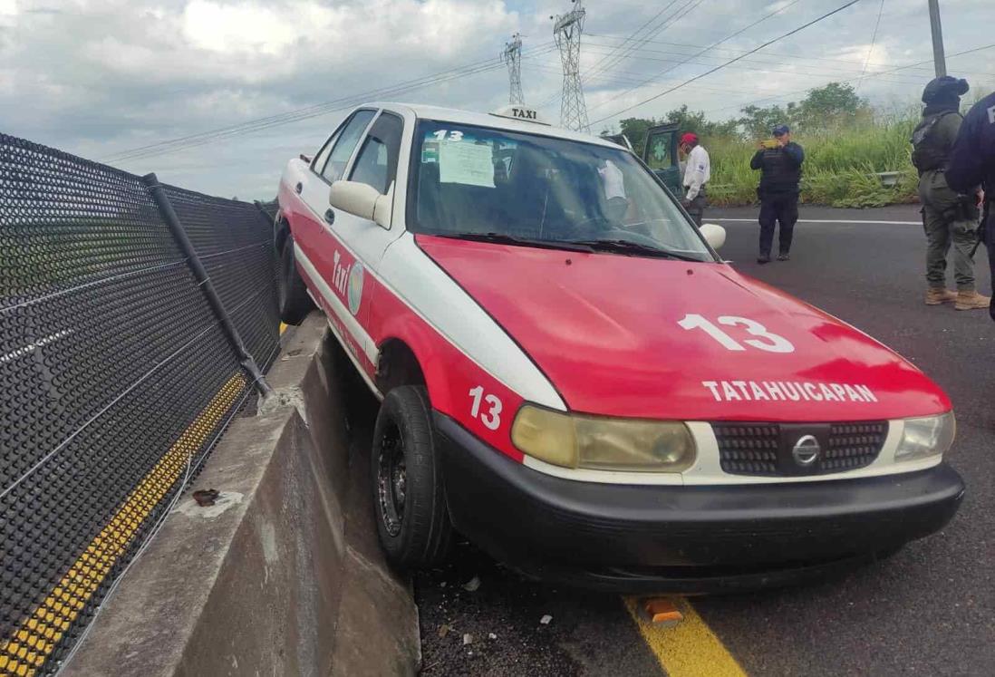 Encarama taxi foráneo en muro de concreto