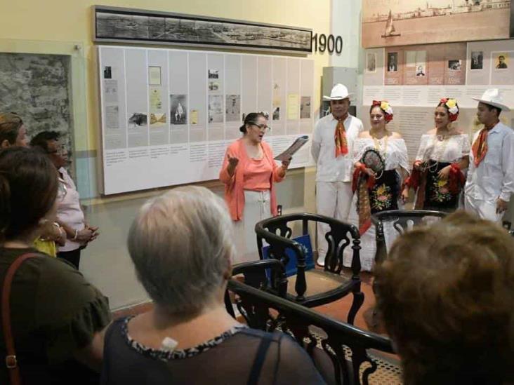 Realizan exposición sobre el traje de jarocha