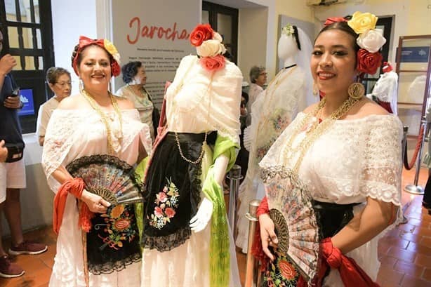 Realizan exposición sobre el traje de jarocha