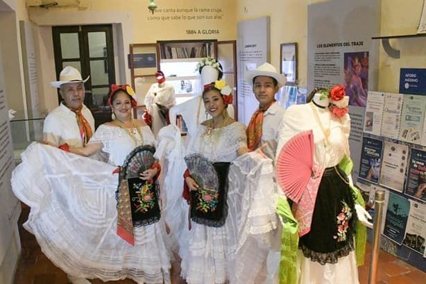 Realizan exposición sobre el traje de jarocha