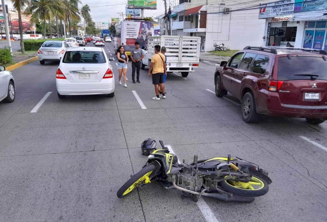 Accidente entre autobús, auto y motociclista en la colonia Ortiz Rubio, en Veracruz