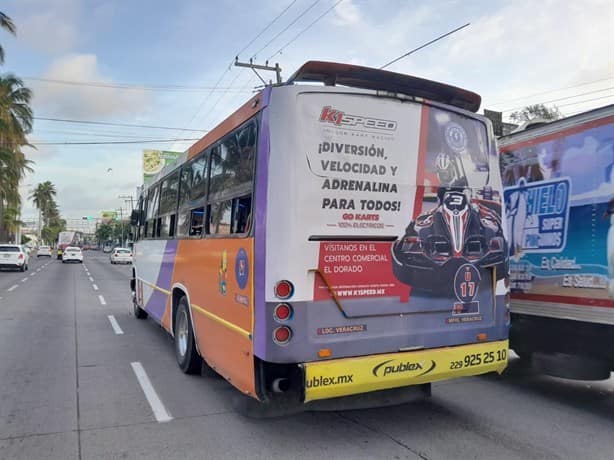 Accidente entre autobús, auto y motociclista en la colonia Ortiz Rubio, en Veracruz