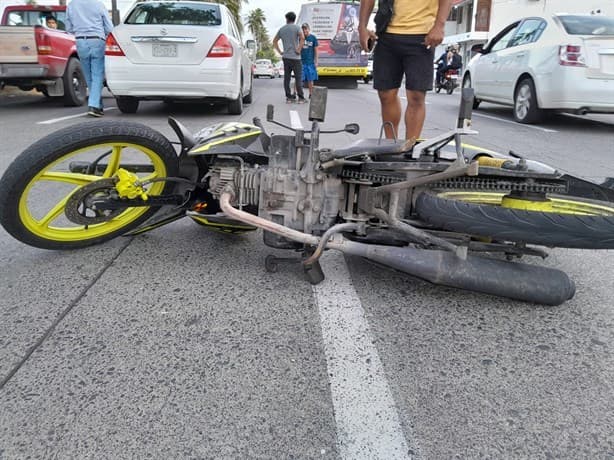 Accidente entre autobús, auto y motociclista en la colonia Ortiz Rubio, en Veracruz