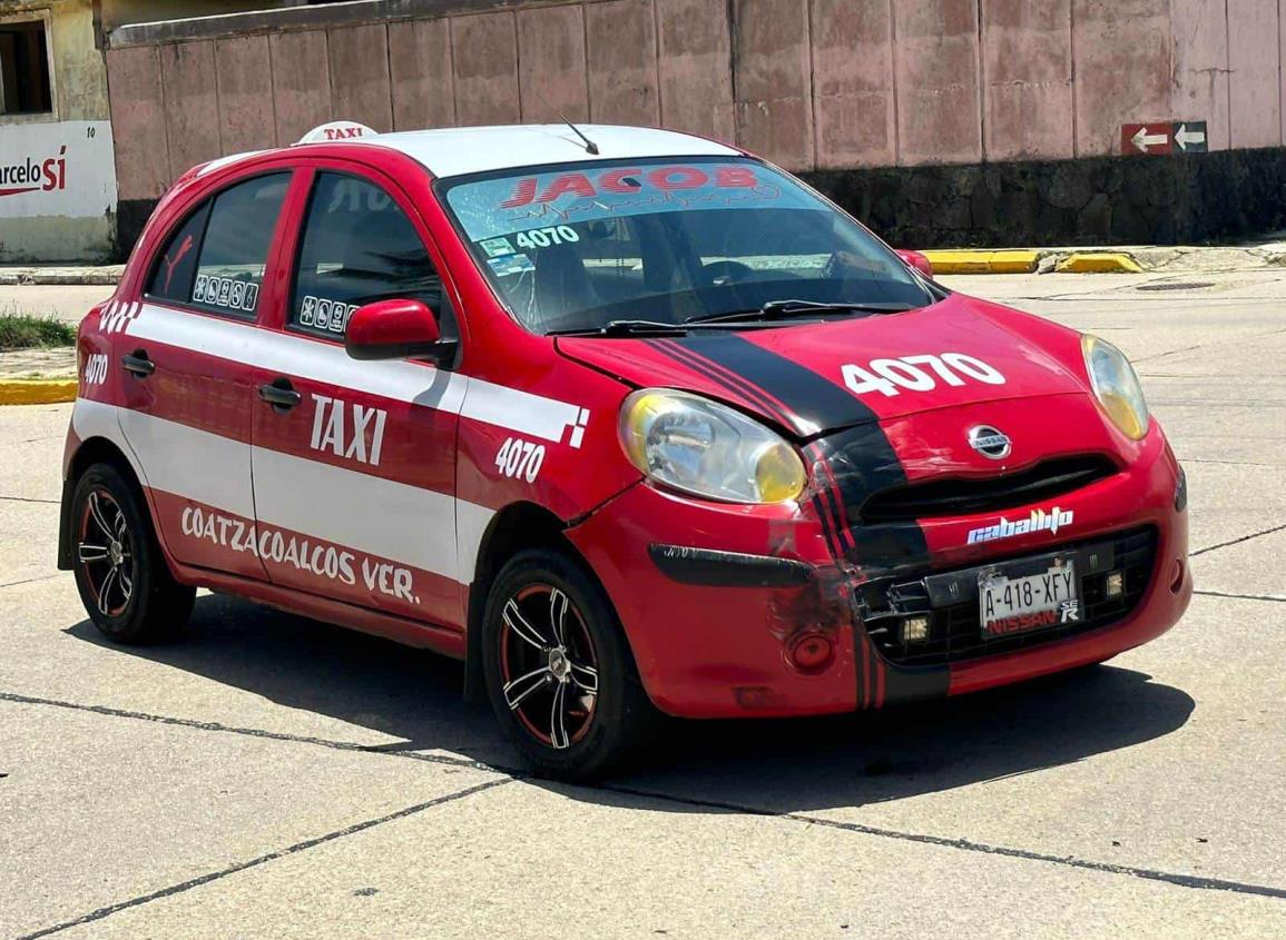 Se va de largo e impacta un taxi en Coatzacoalcos