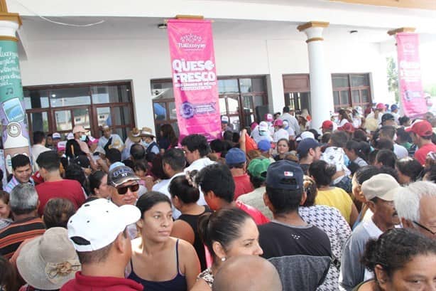 Rompen récord del queso más grande de México en Tlalixcoyan