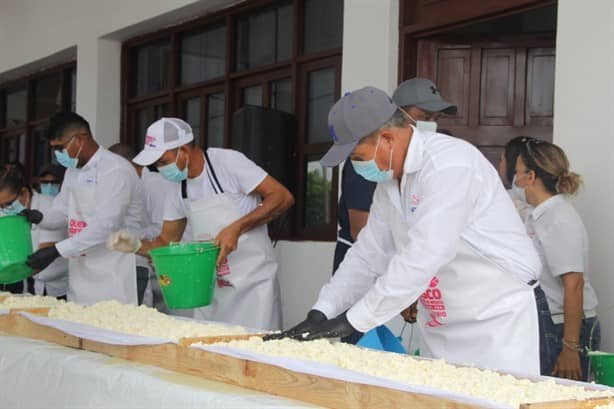 Rompen récord del queso más grande de México en Tlalixcoyan