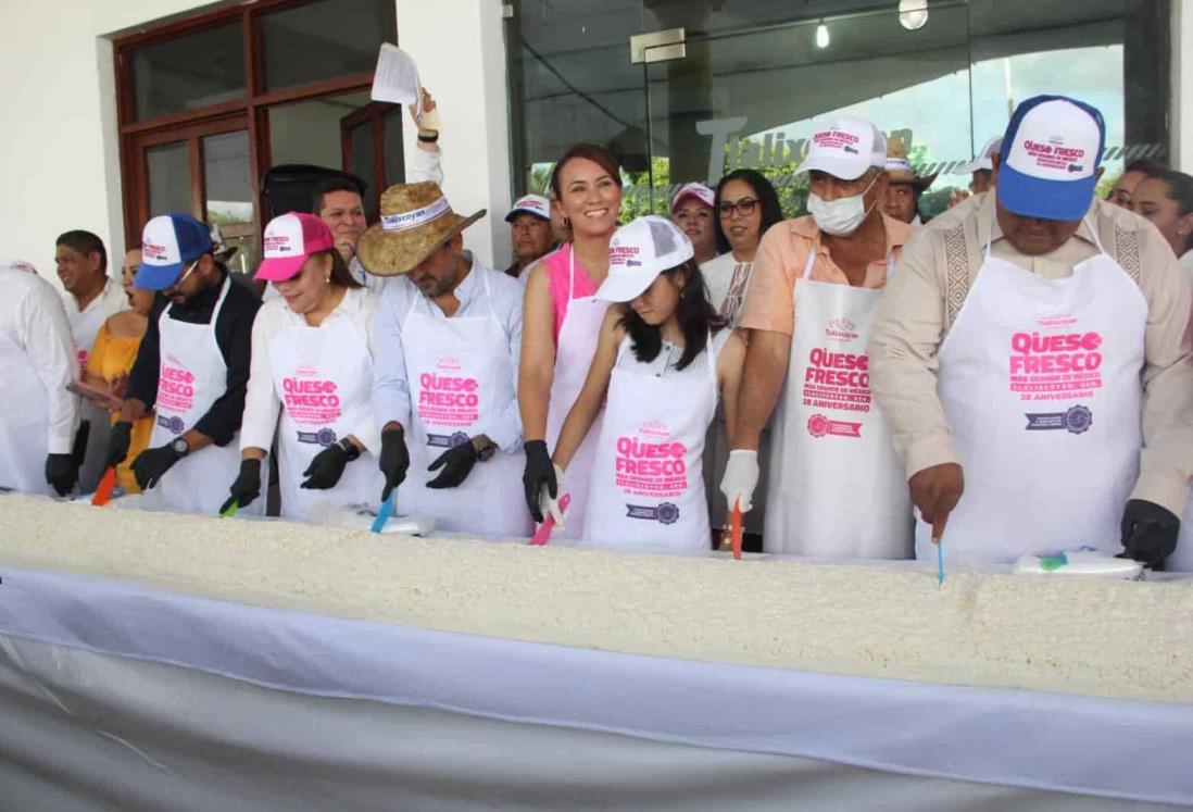 Rompen récord del queso más grande de México en Tlalixcoyan