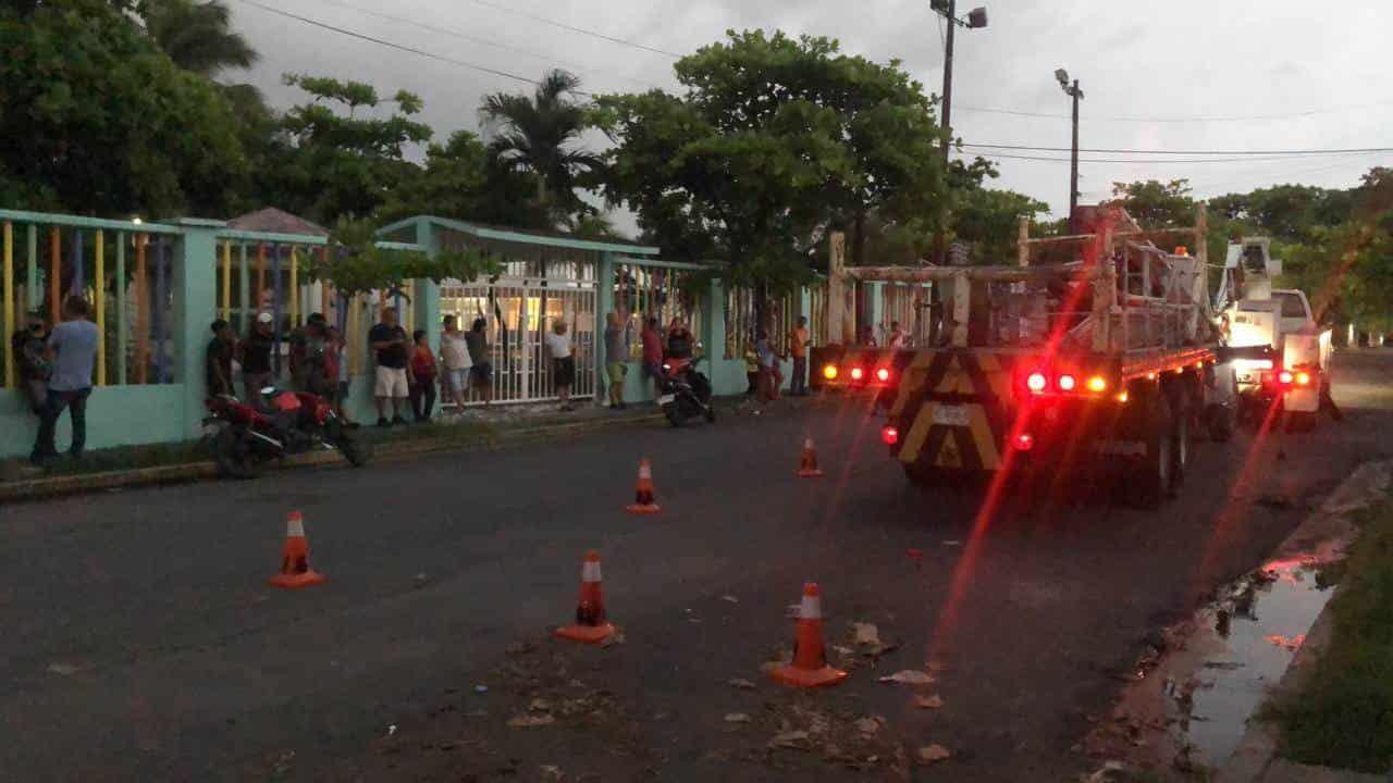 Se manifiestan vecinos de las colonias López Arias y Playa linda por falta de energía eléctrica | VIDEO