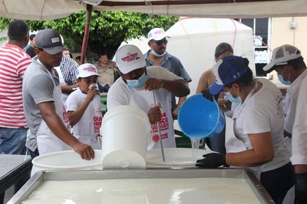 Así se prepara el queso fresco más grande de México en Tlalixcoyan | VIDEO