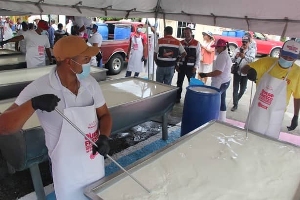 Así se prepara el queso fresco más grande de México en Tlalixcoyan | VIDEO