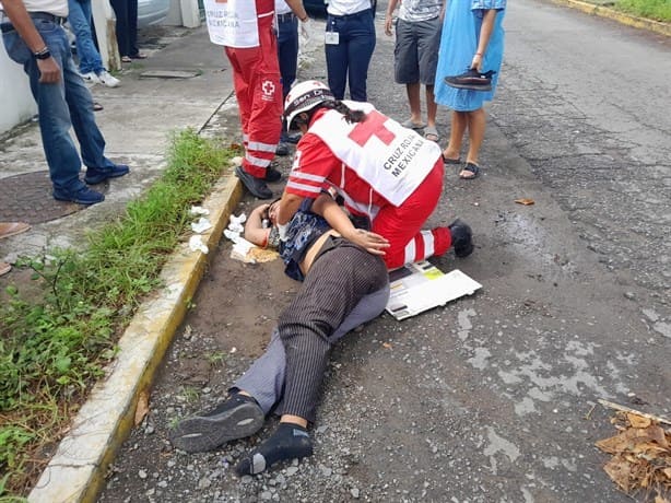 Joven motociclista herido tras chocar con auto de su vecina en Veracruz