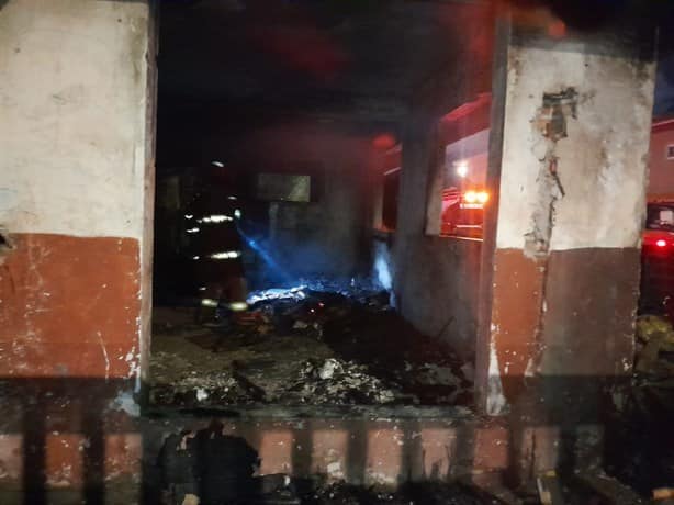 Se incendia vivienda en colonia Playa Linda | VIDEO