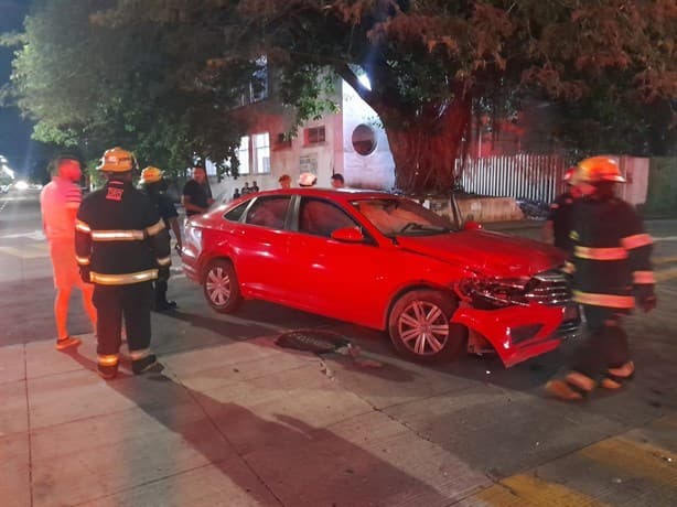 Taxi es impactado por automóvil de EdoMex en colonia de Veracruz | VIDEO