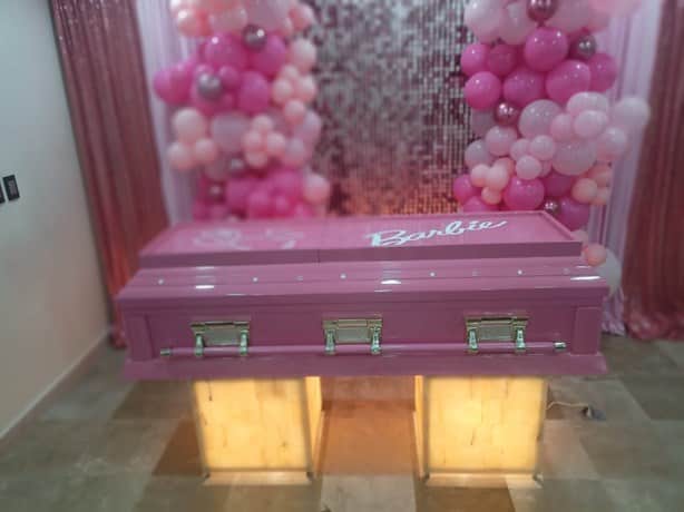 Funeraria de Las Choapas se innova; lanzan ataúd de Barbie