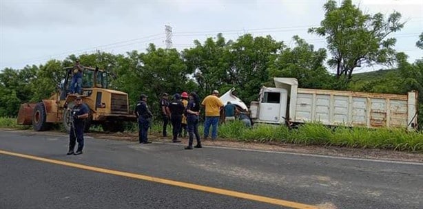 Camión de volteo se sale de carretera por falla mecánica cerca de Alvarado