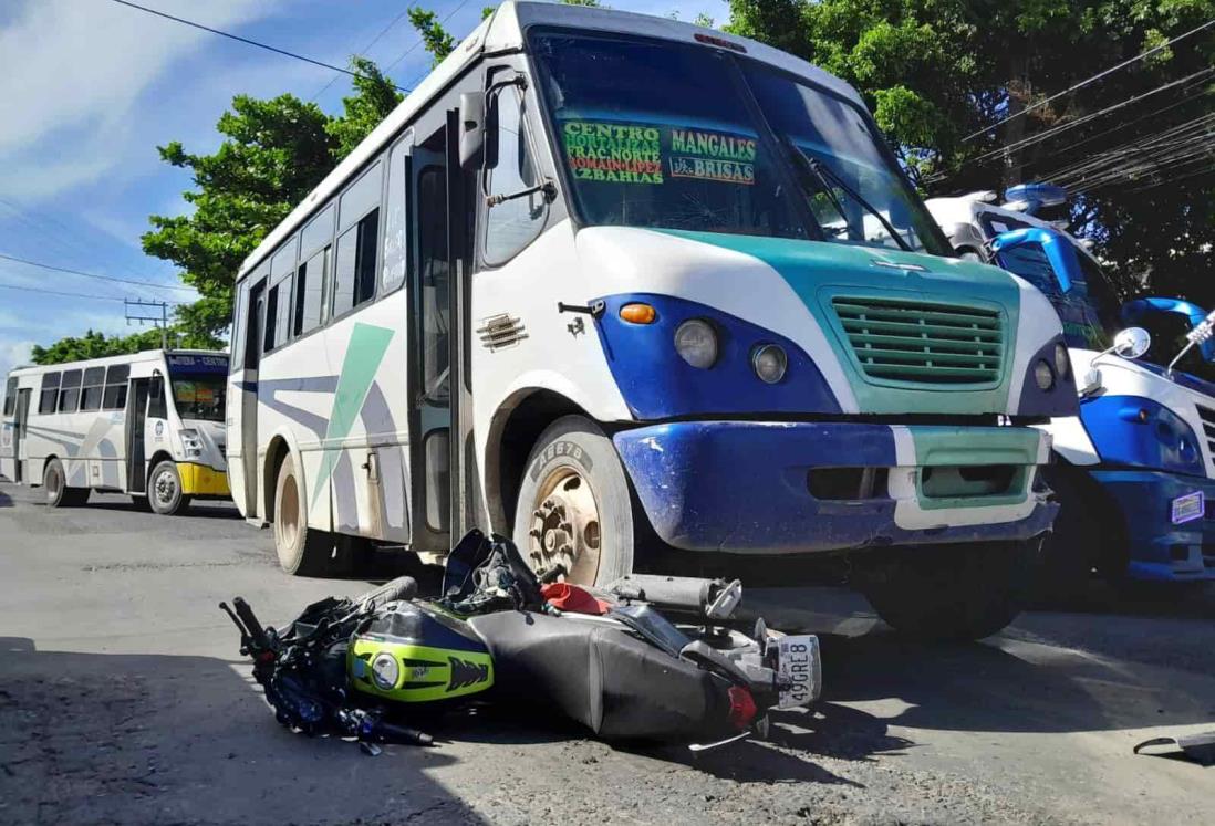 Motociclista se estrella contra autobús en zona de mercados de Veracruz