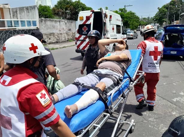 Motociclistas se estrellan contra auto en la colonia Niños Héroes, en Veracruz