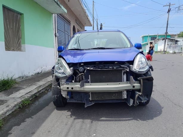 Motociclistas se estrellan contra auto en la colonia Niños Héroes, en Veracruz