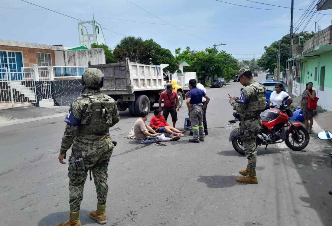 Motociclistas se estrellan contra auto en la colonia Niños Héroes, en Veracruz