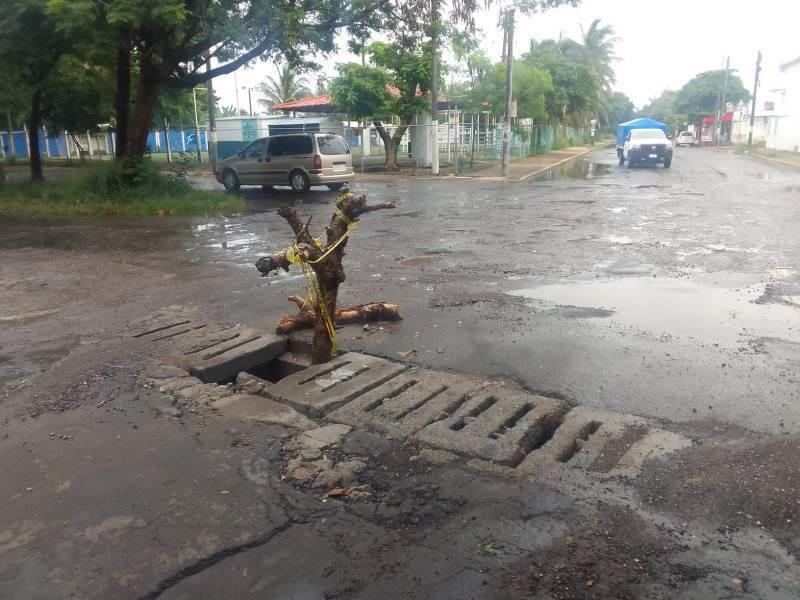 “El Justiciero” advierte de peligro en calle del fraccionamiento Las Brisas, en Veracruz