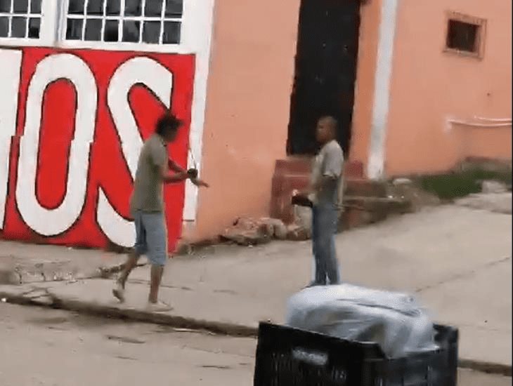 ¡Hay tiro! Par de indigentes se liaron a golpes en el centro de Villa Cuichapa | VIDEO