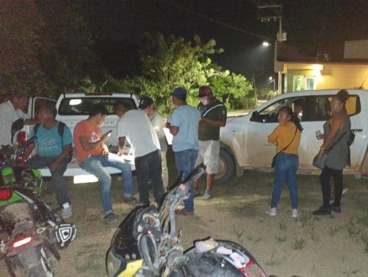 Luego de resolver queja pobladores de Coacotla liberan a empleados de CFE