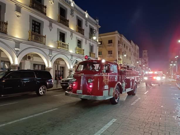 Desfilan bomberos de Veracruz para conmemorar su 150 aniversario | VIDEO