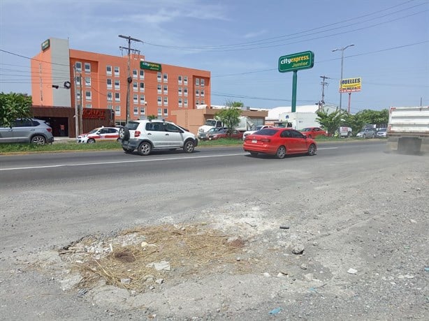 ¡Circulan con temor! Tremendos hundimientos se forman en la carretera Veracruz-Xalapa