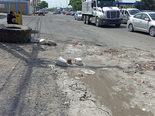 ¡Circulan con temor! Tremendos hundimientos se forman en la carretera Veracruz-Xalapa