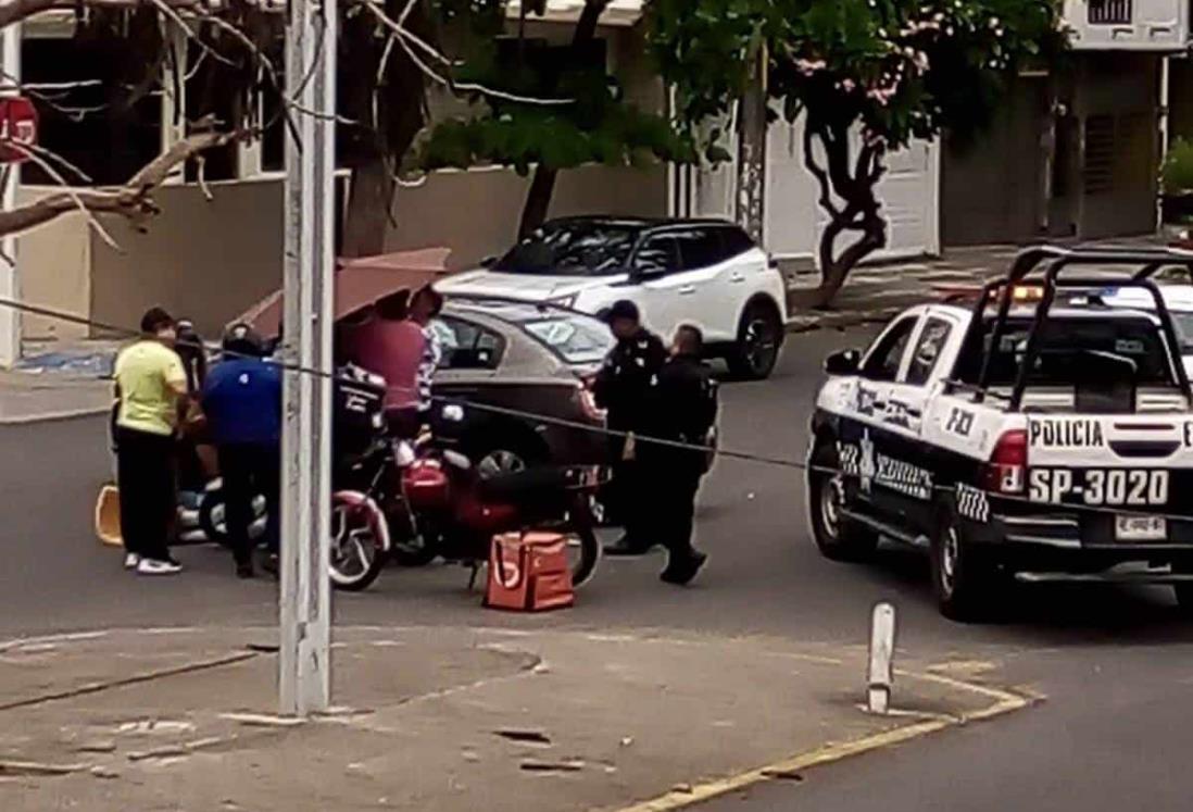 Choca auto contra moto en el fraccionamiento Virginia; hay 1 herido