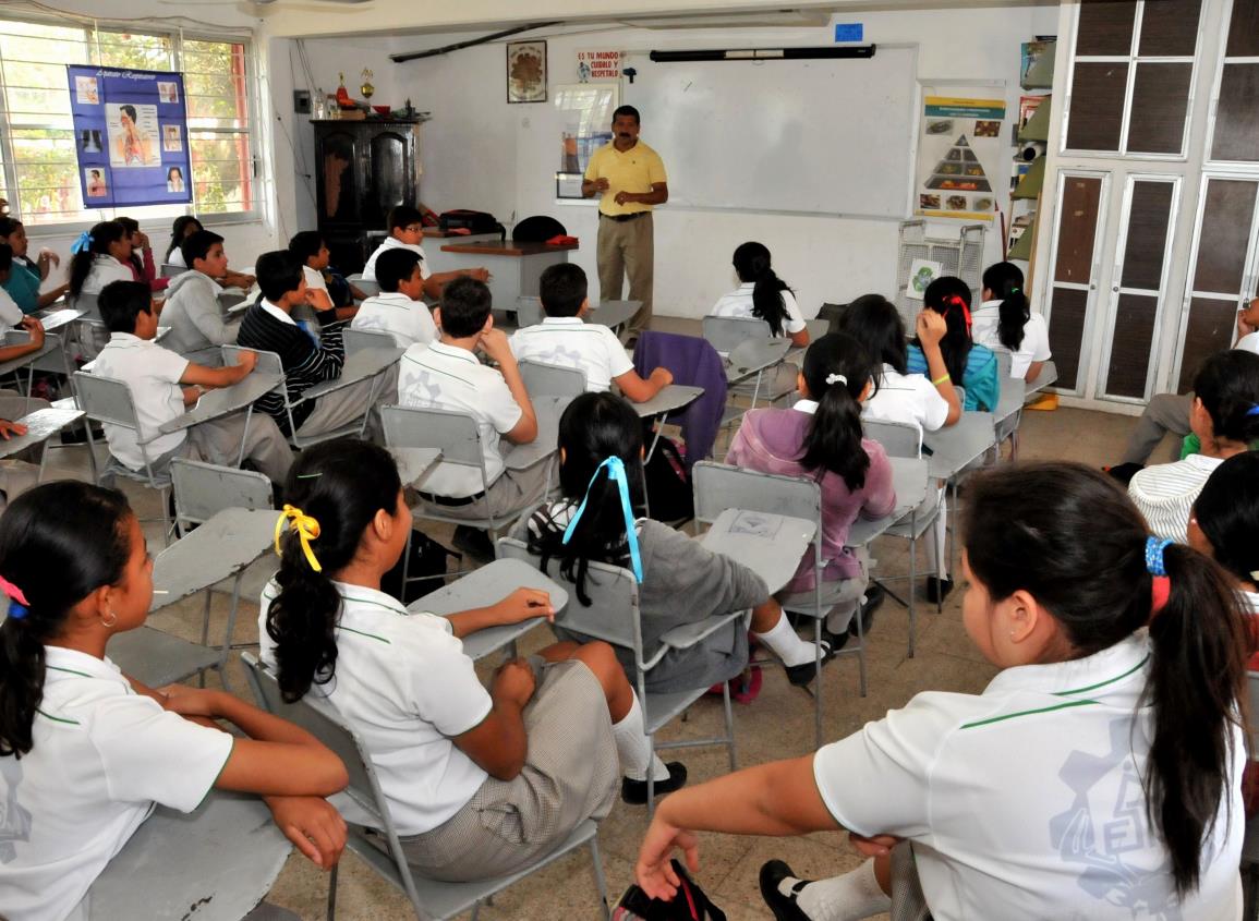 Allende 213 apoya con útiles a estudiantes