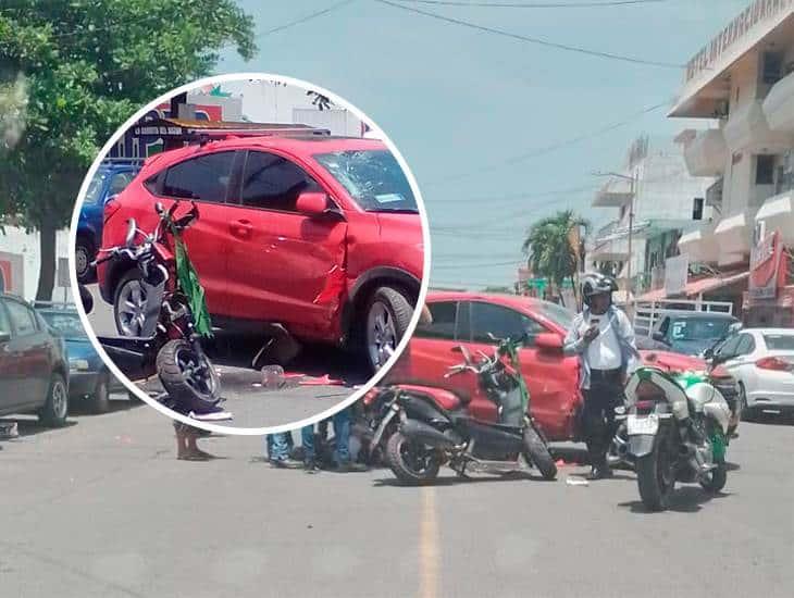 Chocan una moto y camioneta en el centro de Cardel