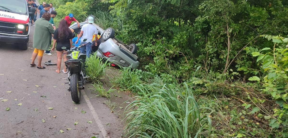 Vuelca auto en Santa Elena